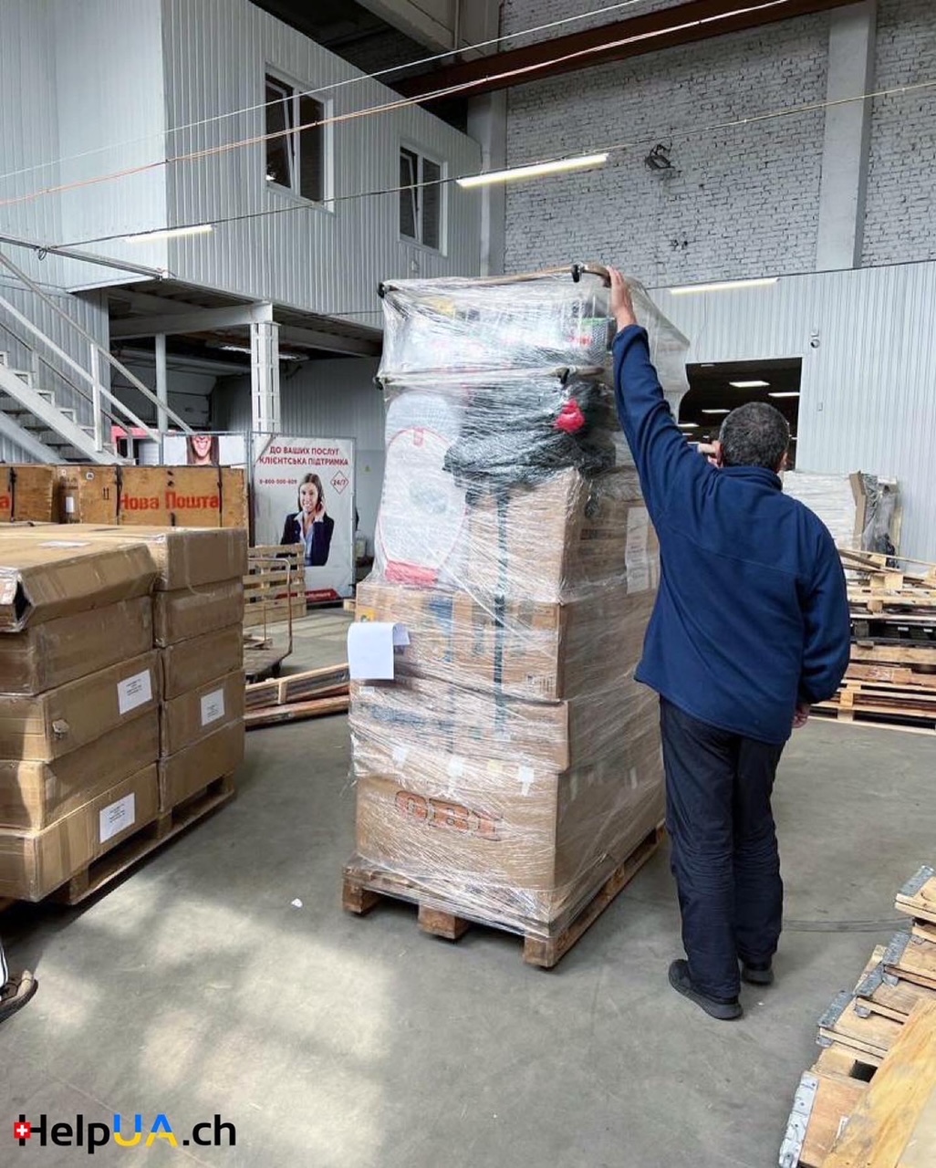 Volunteers from Cherkassy  are now receiving  humanitarian help shipped from Switzerland. We are grateful to @help_ukraine_center for logistics from Poland to Ukraine